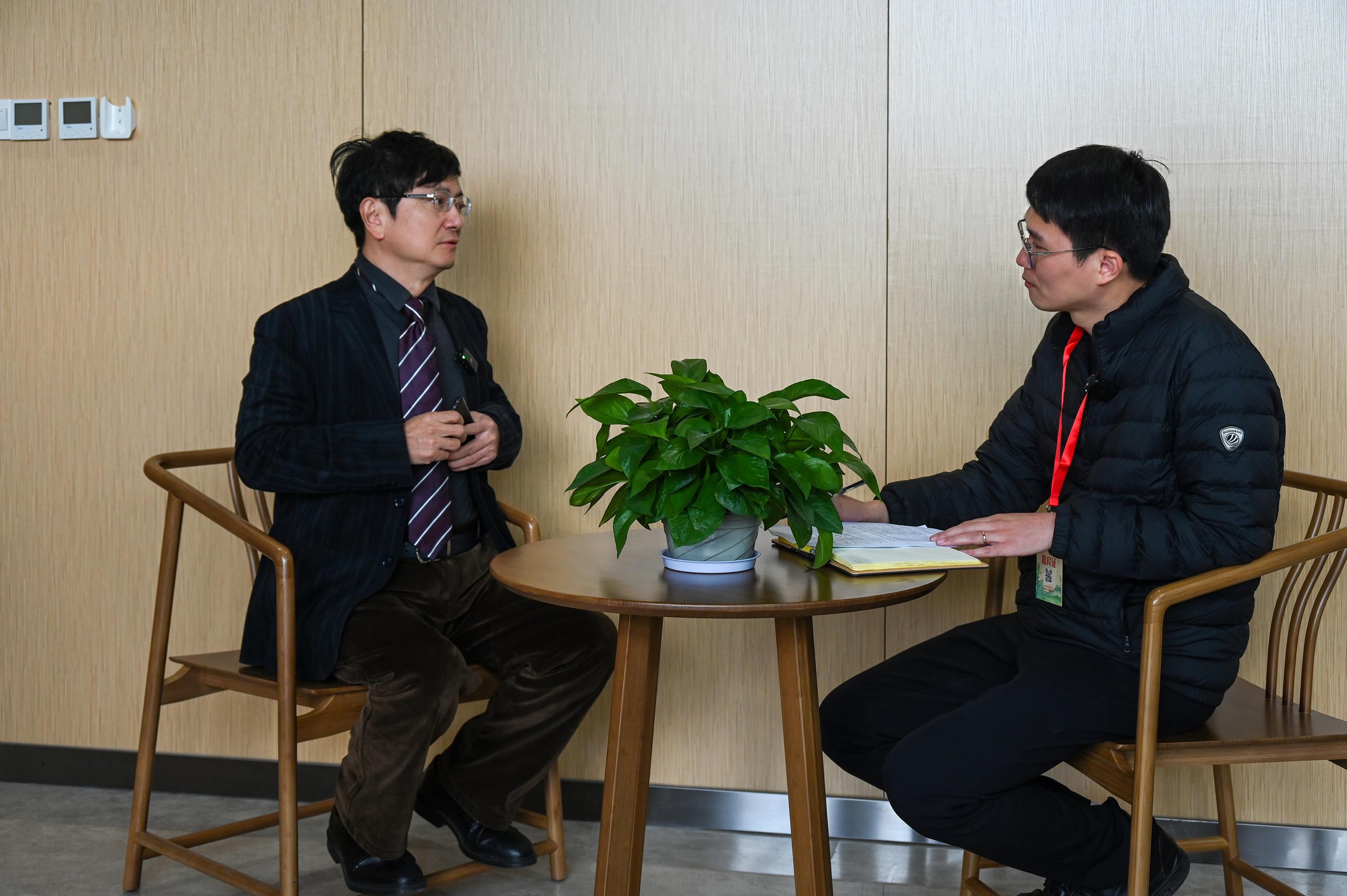 “网红教授”郑强回应退休传言:只是行政职务退休,未来会多做文化普及工作 “网红教授”郑强回应退休传言:只是行政职务退休,未来会多做文化普及工作