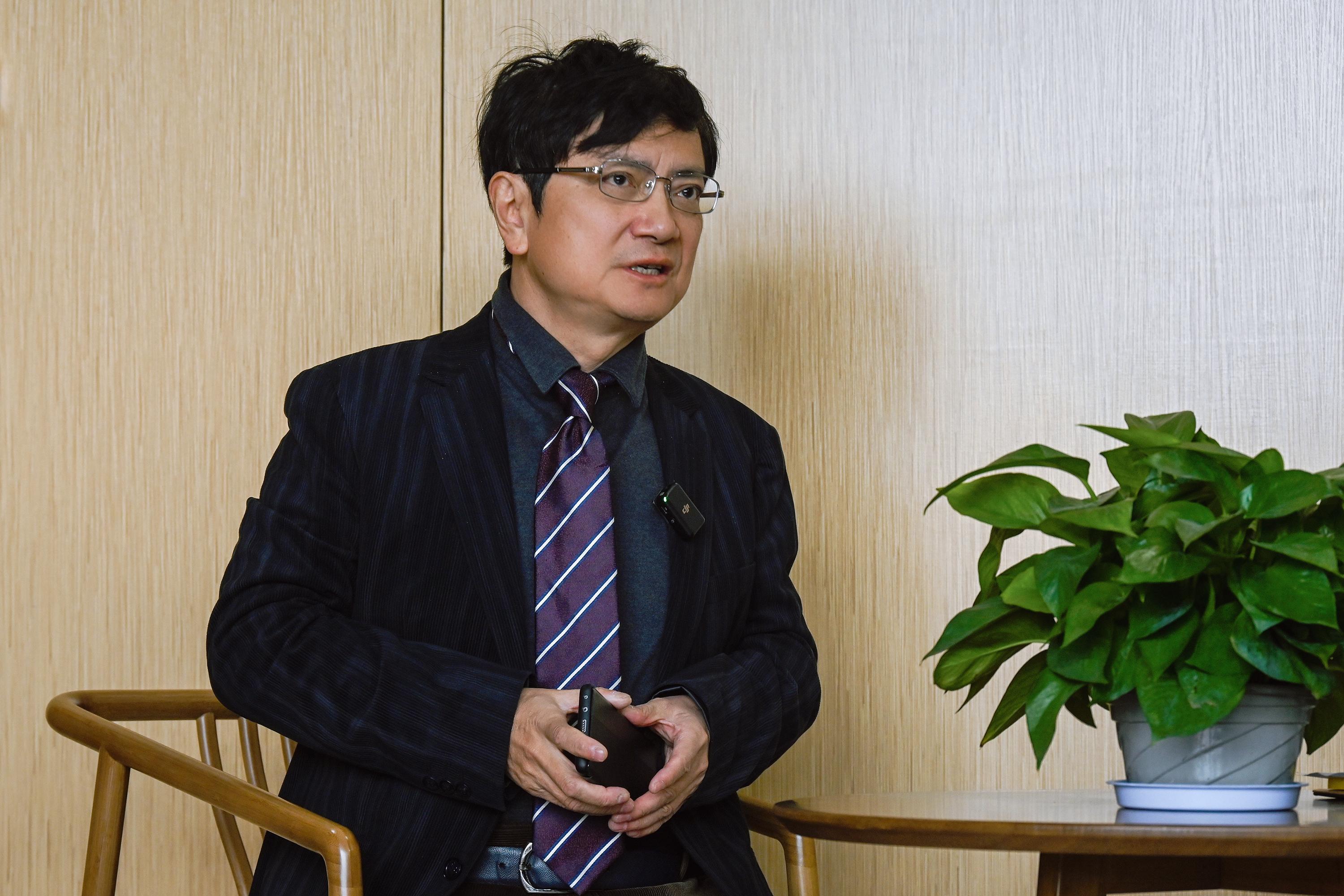 “网红教授”郑强回应退休传言:只是行政职务退休,未来会多做文化普及工作 “网红教授”郑强回应退休传言:只是行政职务退休,未来会多做文化普及工作