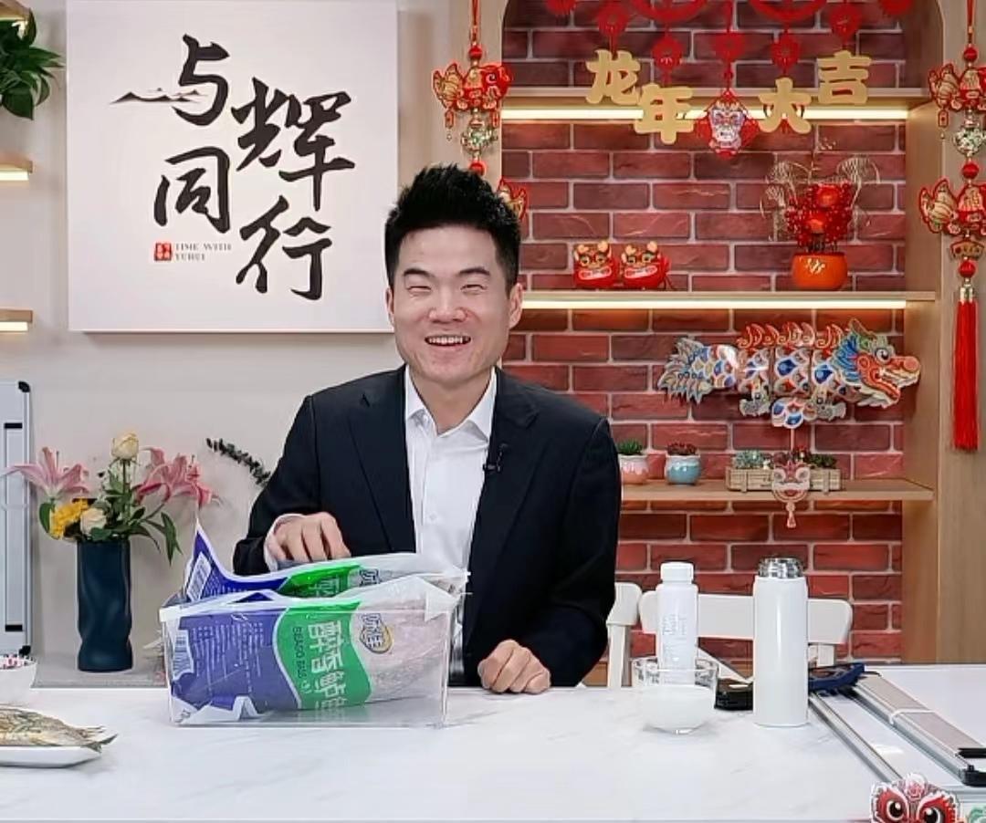 董宇辉机智卖鱼答疑问,被问“我买到的鱼若小,怎么办?”他的答案绝了! 董宇辉机智卖鱼答疑问,被问“我买到的鱼若小,怎么办?”他的答案绝了!