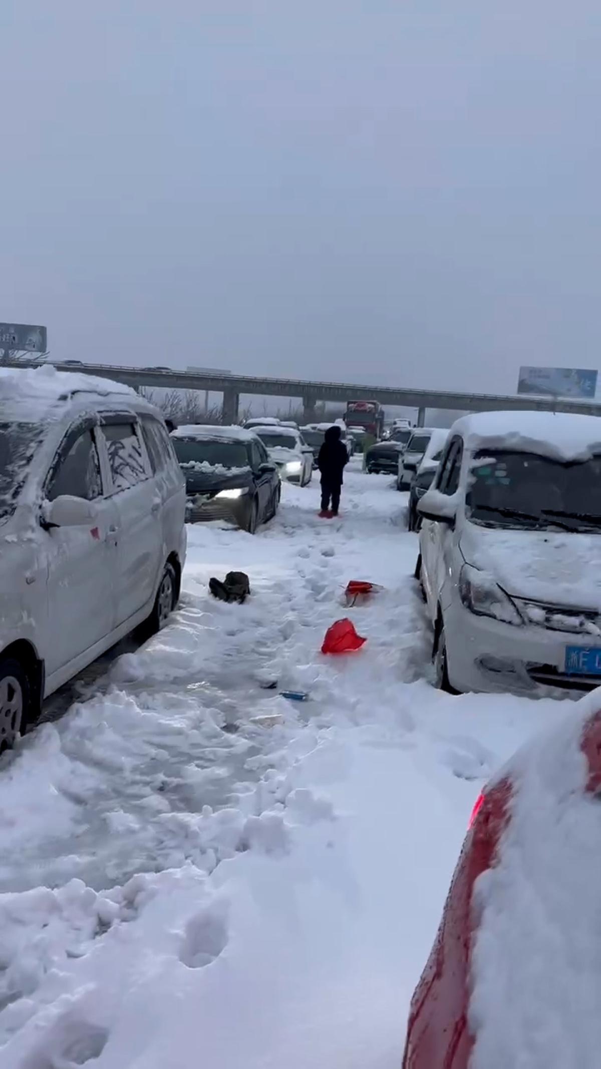 困在湖北高速的返乡人,不敢开空调吃光了年货 困在湖北高速的返乡人,不敢开空调吃光了年货