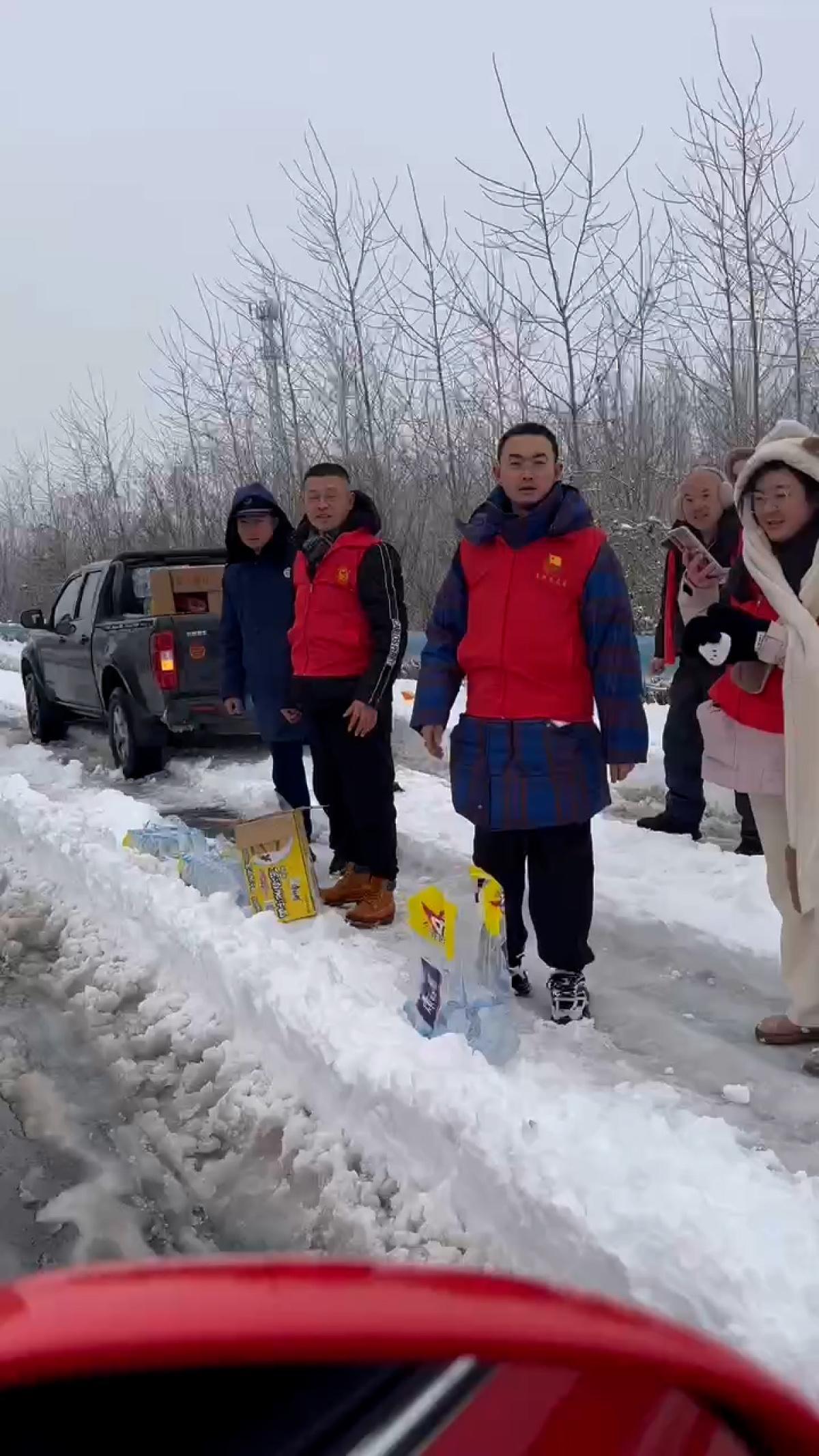 困在湖北高速的返乡人,不敢开空调吃光了年货 困在湖北高速的返乡人,不敢开空调吃光了年货