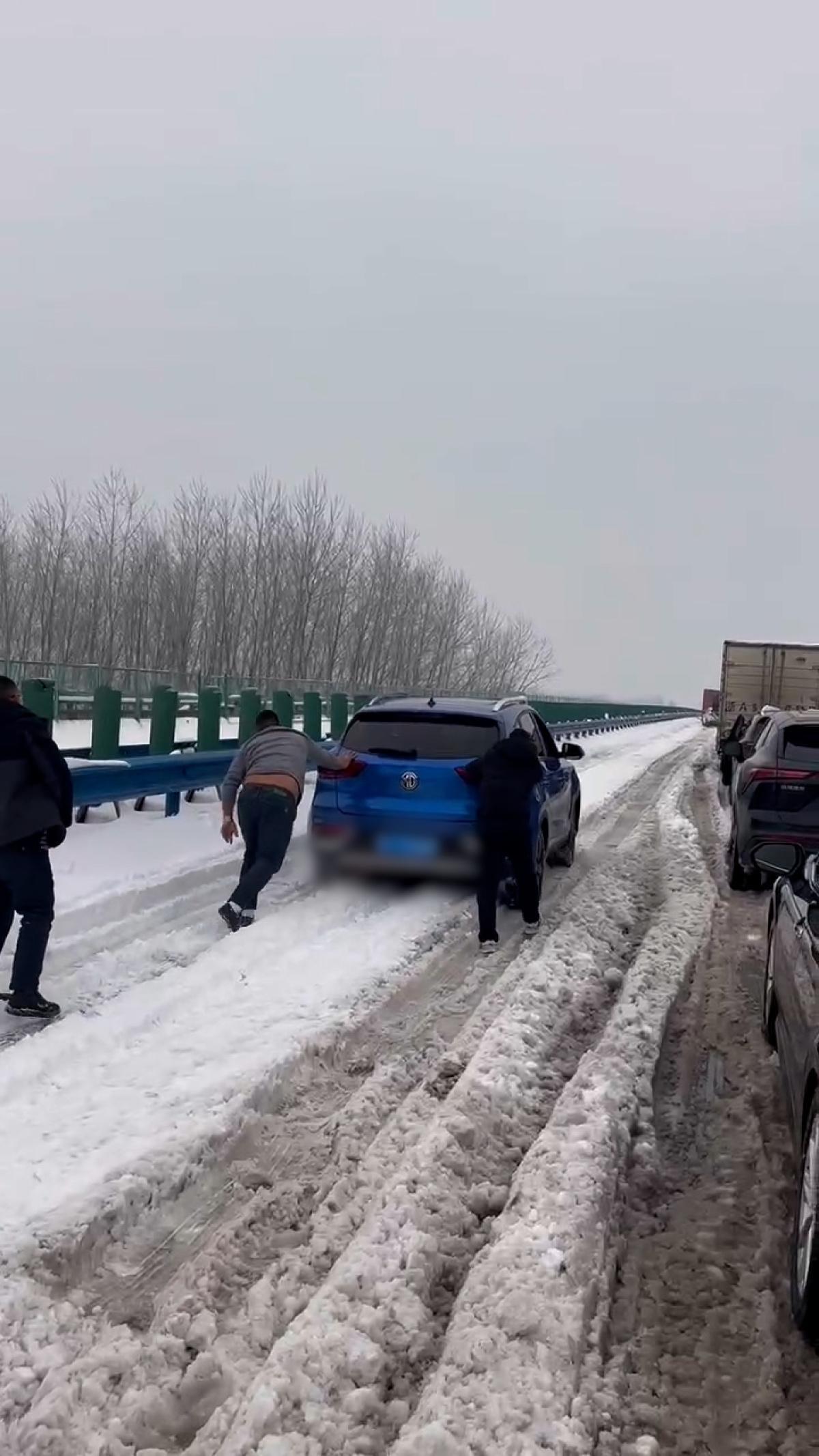 困在湖北高速的返乡人,不敢开空调吃光了年货 困在湖北高速的返乡人,不敢开空调吃光了年货