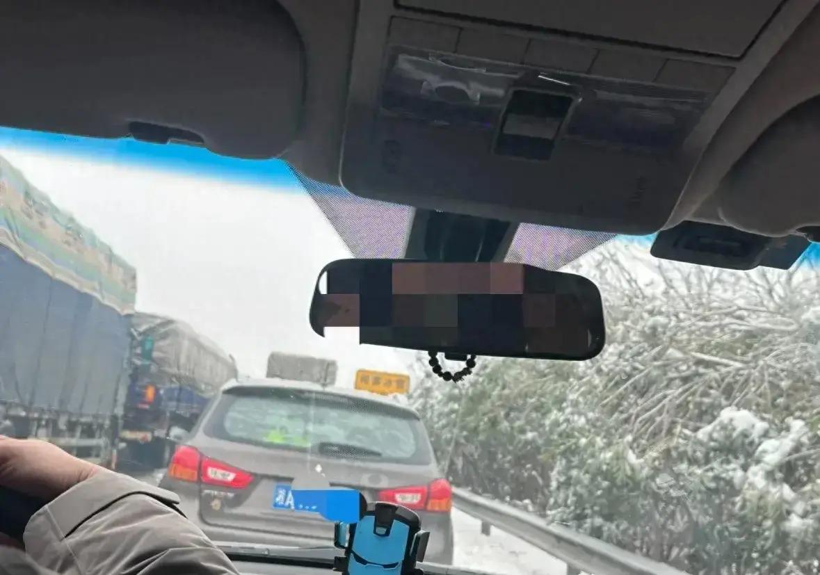 湖北大雪封路,被困高速车主:一家人上厕所成难题-阿灿学库