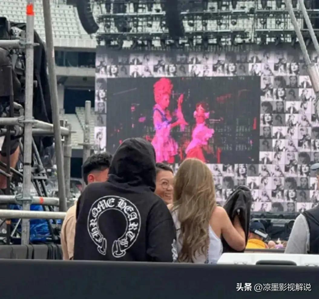 周杰伦昆凌看霉霉演唱会,门票不要钱?-阿灿学库