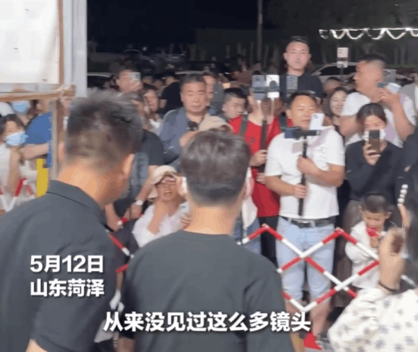 郭有才摊位前直播手机排成墙 郭有才摊位前直播手机排成墙