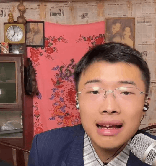 郭有才摊位前直播手机排成墙 郭有才摊位前直播手机排成墙