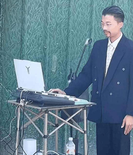 郭有才摊位前直播手机排成墙 郭有才摊位前直播手机排成墙