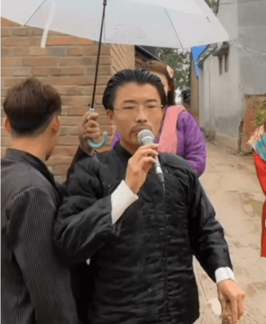 郭有才摊位前直播手机排成墙 郭有才摊位前直播手机排成墙