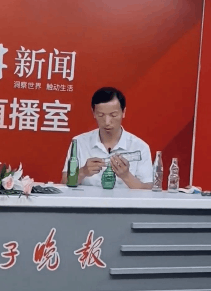 郭有才摊位前直播手机排成墙 郭有才摊位前直播手机排成墙