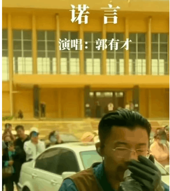 郭有才摊位前直播手机排成墙 郭有才摊位前直播手机排成墙
