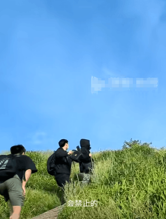摩托车在景区阶梯疾驶游客纷纷避让，武功山景区:不允许-阿灿学库