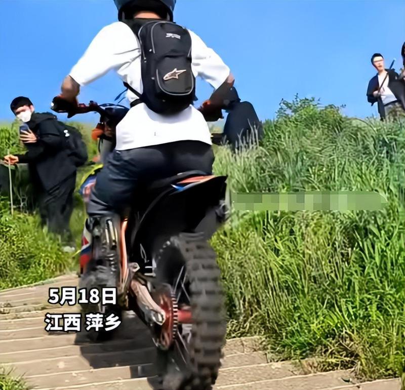 摩托车在景区阶梯疾驶游客纷纷避让,武功山景区:不允许 摩托车在景区阶梯疾驶游客纷纷避让,武功山景区:不允许