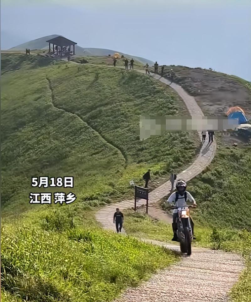 摩托车在景区阶梯疾驶游客纷纷避让,武功山景区:不允许 摩托车在景区阶梯疾驶游客纷纷避让,武功山景区:不允许